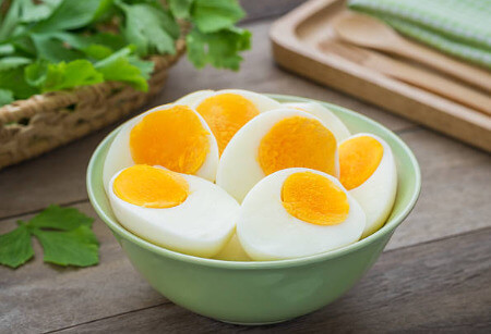 ¿Qué pasa si se rompe un huevo mientras se está cociendo?
